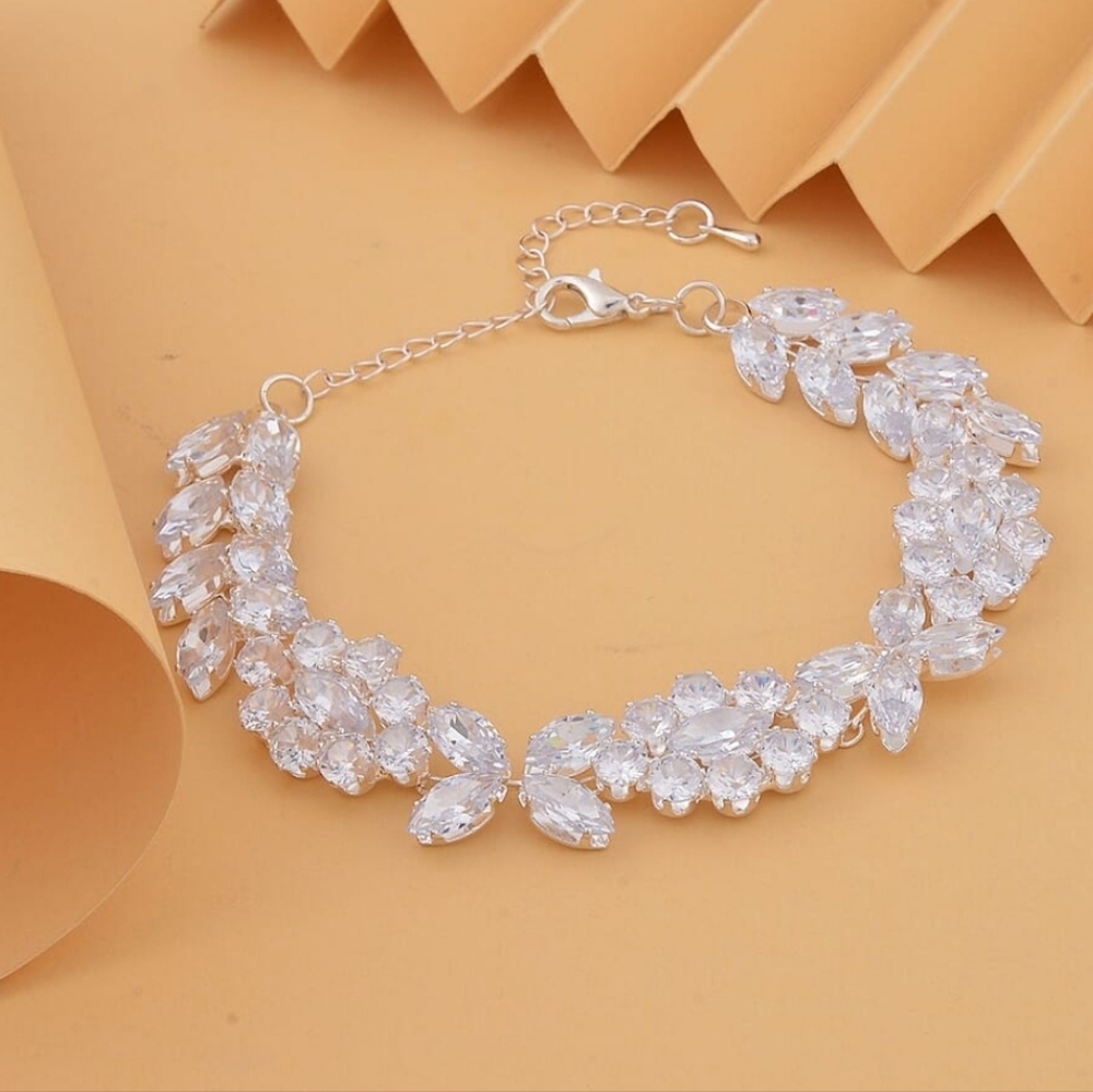 🆕️ Austrian Crystal Cluster Bracelet in Silvertone (7.5-9.5ln)